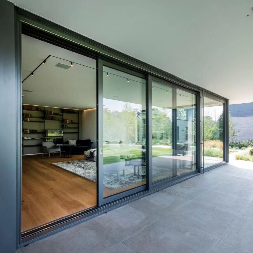 Wide panes, an 80 mm frame and a smooth glide