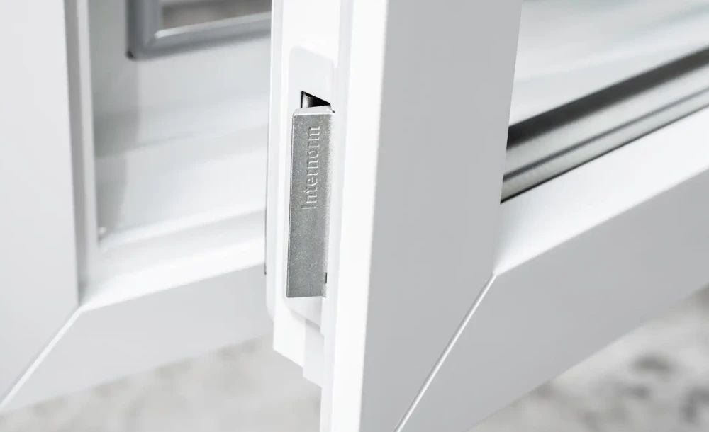 Handles, glass and interior finishes